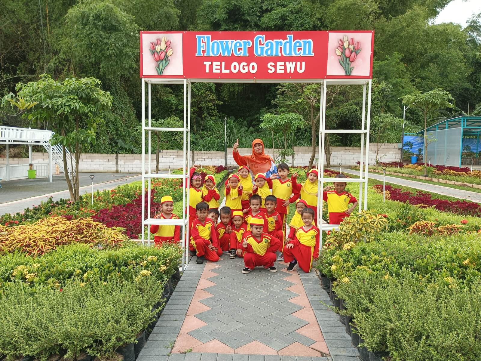 Telogo Sewu Pandaan - Wisata Alam dan Kolam Renang Alami
